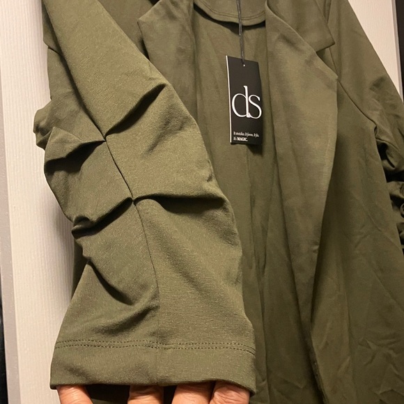 Dear Scarlett Women's Green Blazer - Picture 3 of 9